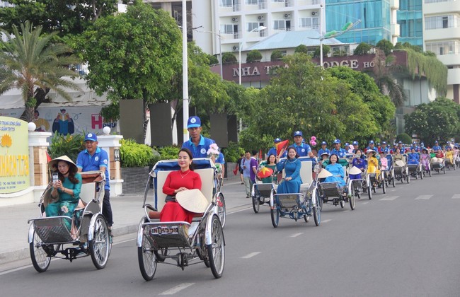 Ấn tượng cuộc diễu hành áo dài trên phố biển Nha Trang - Ảnh 1.