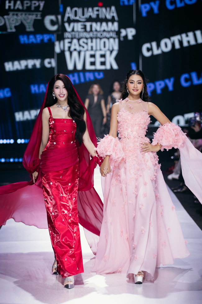 NTK Thảo Nguyễn giới thiệu BTS thời trang lấy cảm hứng từ những đám mây - Ảnh 10.