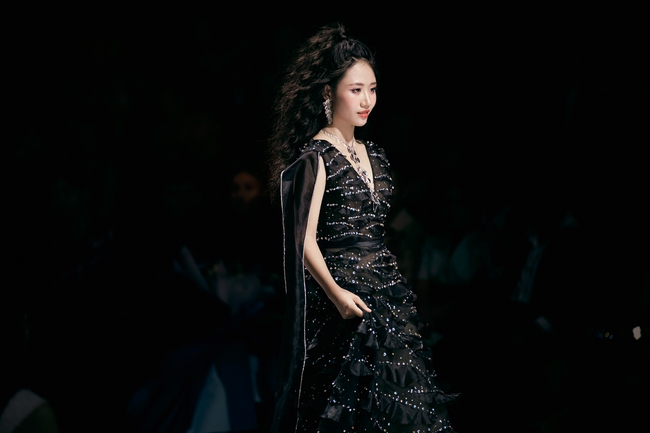 NTK Thảo Nguyễn giới thiệu BTS thời trang lấy cảm hứng từ những đám mây - Ảnh 11.