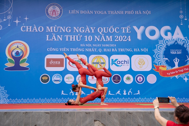 Hơn 2.000 người đồng diễn chào mừng Ngày Quốc tế Yoga lần thứ 10 - Ảnh 2.