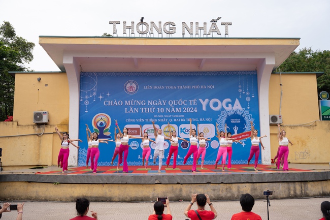 Hơn 2.000 người đồng diễn chào mừng Ngày Quốc tế Yoga lần thứ 10 - Ảnh 3.