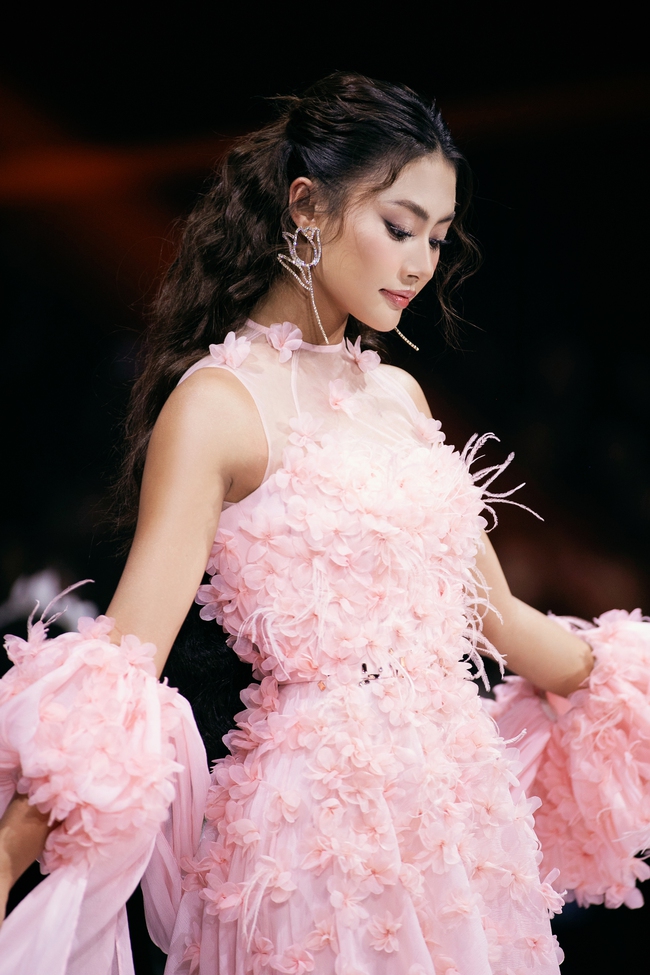 NTK Thảo Nguyễn giới thiệu BTS thời trang lấy cảm hứng từ những đám mây - Ảnh 6.
