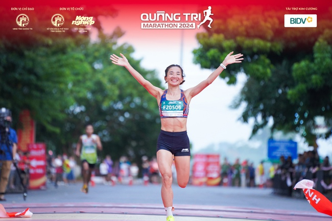 Nữ hoàng tốc độ Nguyễn Thị Oanh vô địch giải Quảng Trị Marathon 2024