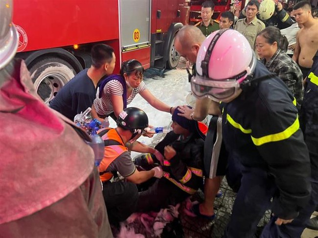 Hà Nội: Nghi có người mắc kẹt và thương vong trong đám tại cháy phố Định Công Hạ - Ảnh 1.