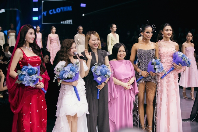 NTK Thảo Nguyễn giới thiệu BTS thời trang lấy cảm hứng từ những đám mây - Ảnh 1.