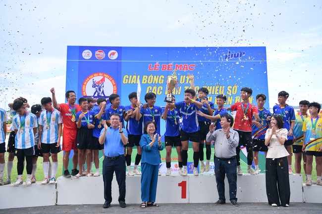 Kết thúc giải bóng đá U15 các dân tộc thiểu số tỉnh Điện Biên Cup - HIUP 2024 - Ảnh 2.