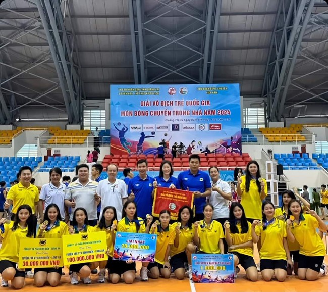 HLV Ngọc Hoa (áo xanh, cầm cờ) dẫn dắt đội nữ trẻ VTV Bình Điền Long An vô địch giải bóng chuyền trẻ quốc gia 2024