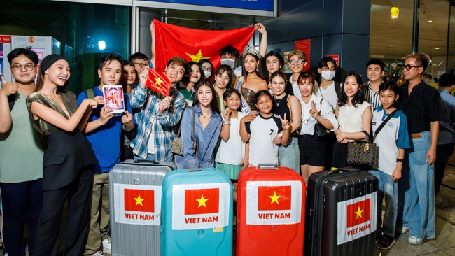 Lydie Vũ bật khóc khi nhận sash Miss Supranational Vietnam 2024 tại sân bay - Ảnh 4.