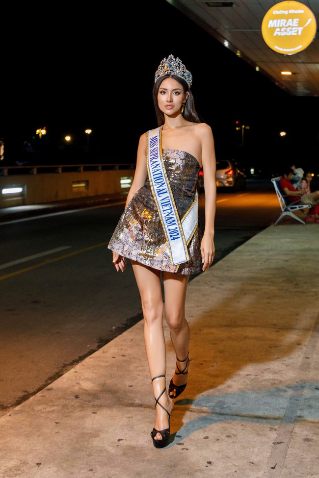 Lydie Vũ bật khóc khi nhận sash Miss Supranational Vietnam 2024 tại sân bay - Ảnh 5.