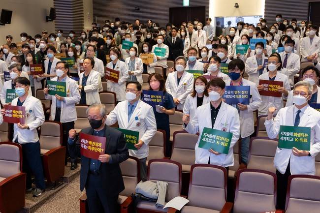 Hàn Quốc: Các giáo sư y khoa tiếp tục đình công - Ảnh 1.