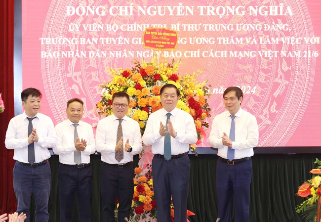 Trưởng Ban Tuyên giáo Trung ương bấm nút khai trương Chuyên trang của TTXVN về bảo vệ nền tảng tư tưởng của Đảng - Ảnh 4.
