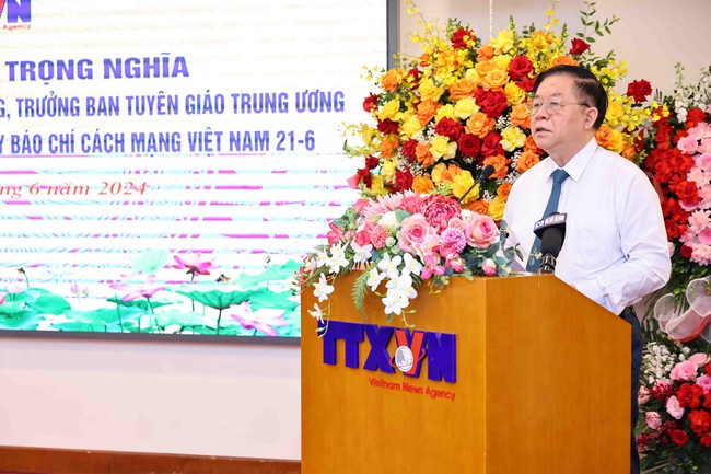 Trưởng Ban Tuyên giáo Trung ương thăm, chúc mừng TTXVN nhân Ngày Báo chí cách mạng Việt Nam - Ảnh 2.