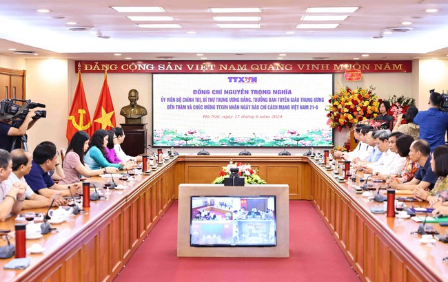 Trưởng Ban Tuyên giáo Trung ương thăm, chúc mừng TTXVN nhân Ngày Báo chí cách mạng Việt Nam - Ảnh 6.