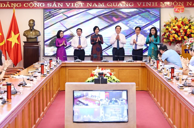 Trưởng Ban Tuyên giáo Trung ương thăm, chúc mừng TTXVN nhân Ngày Báo chí cách mạng Việt Nam - Ảnh 7.