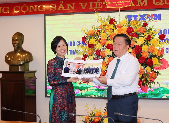 Trưởng Ban Tuyên giáo Trung ương thăm, chúc mừng TTXVN nhân Ngày Báo chí cách mạng Việt Nam - Ảnh 4.
