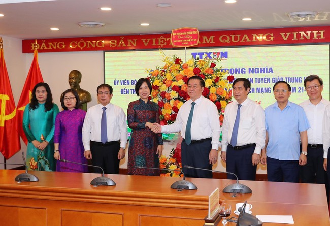 Trưởng Ban Tuyên giáo Trung ương thăm, chúc mừng TTXVN nhân Ngày Báo chí cách mạng Việt Nam - Ảnh 1.