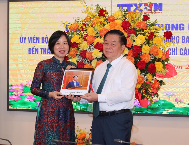 Trưởng Ban Tuyên giáo Trung ương thăm, chúc mừng TTXVN nhân Ngày Báo chí cách mạng Việt Nam - Ảnh 5.