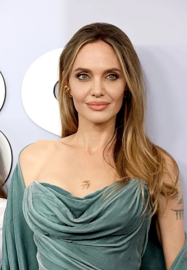 Angelina Jolie nhận giải Tony đầu tiên với hình xăm mới trên ngực - Ảnh 1.
