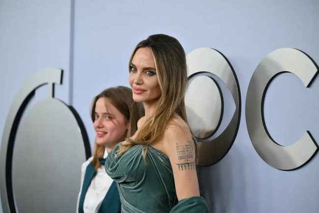 Angelina Jolie nhận giải Tony đầu tiên với hình xăm mới trên ngực - Ảnh 3.
