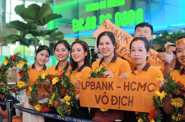 Cổ động viên vui mừng chào đón CLB bóng đá LPBank - HCMC trở về - Ảnh 6.