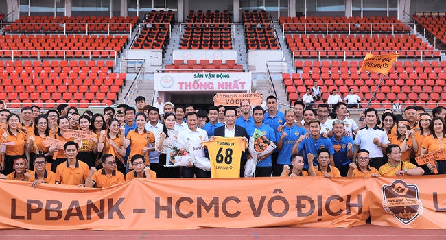 Cổ động viên vui mừng chào đón CLB bóng đá LPBank - HCMC trở về - Ảnh 5.