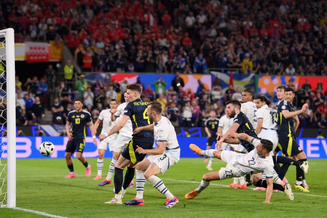 Sao MU ghi bàn giúp Scotland cầm hòa Thụy Sĩ, tiếp tục nuôi hy vọng tại EURO 2024 - Ảnh 1.