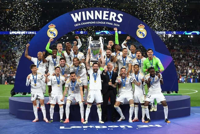 Chùm ảnh Real ăn mừng vô địch Cúp C1: HLV Ancelotti và 4 cầu thủ đi vào lịch sử - Ảnh 2.