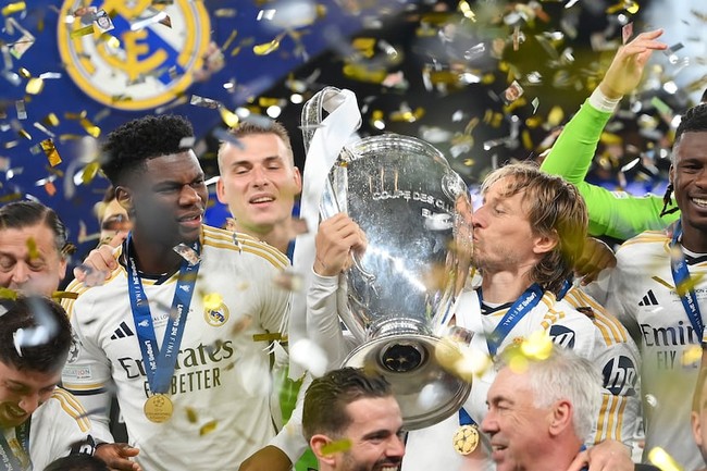 Chùm ảnh Real ăn mừng vô địch Cúp C1: HLV Ancelotti và 4 cầu thủ đi vào lịch sử - Ảnh 7.