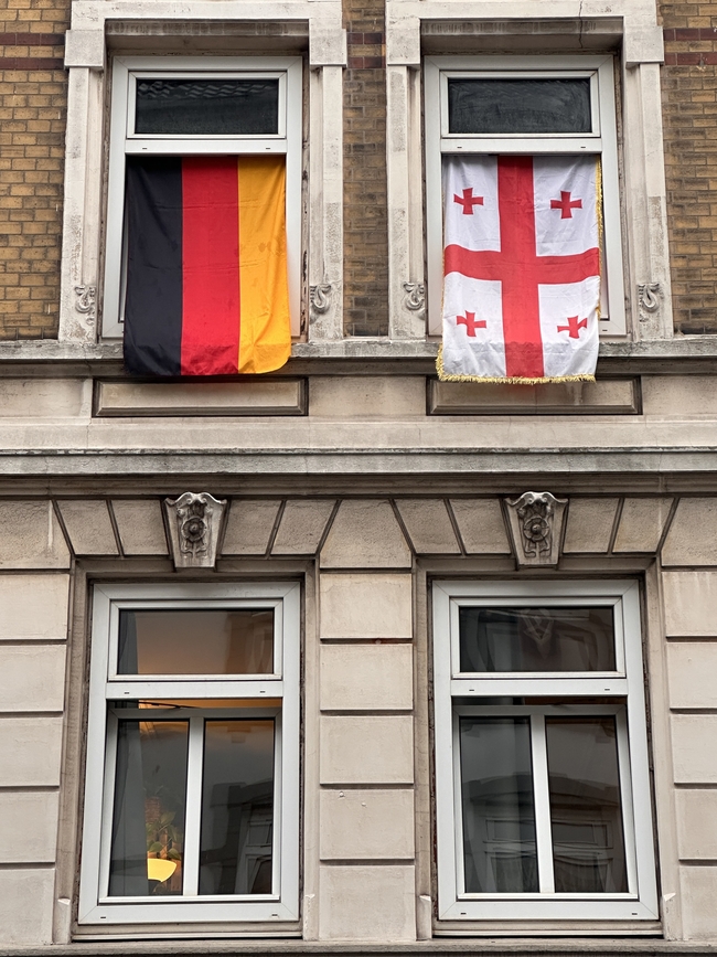 EURO Trên từng cây số: Những lá cờ Đức trên khung cửa sổ - Ảnh 2.