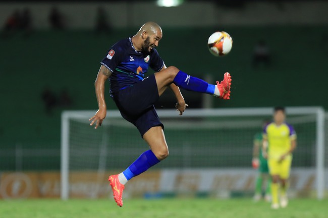 Rafaelson lại sắm vai người hùng, Nam Định tiến cực sát chức vô địch V-League mùa này - Ảnh 2.