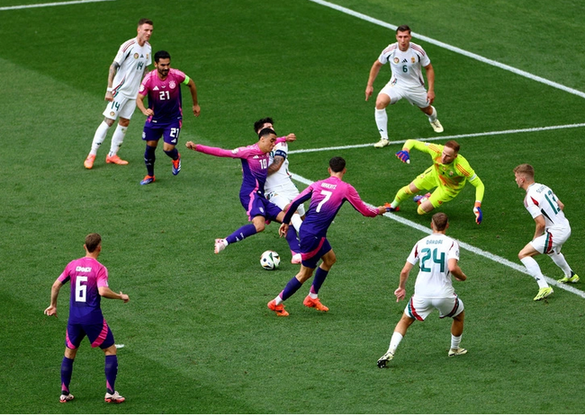 Tình huống gây tranh cãi trong bàn thắng mở tỉ số của tuyển Đức ở trận thắng Hungary 2-0