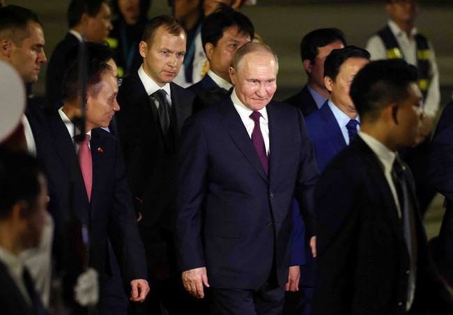 Tổng thống Liên bang Nga Vladimir Putin bắt đầu chuyến thăm cấp Nhà nước tới Việt Nam - Ảnh 2.