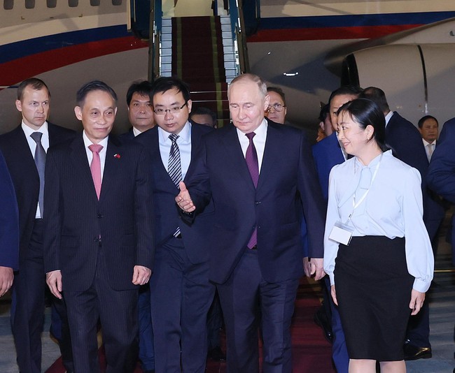 Tổng thống Liên bang Nga Vladimir Putin bắt đầu chuyến thăm cấp Nhà nước tới Việt Nam - Ảnh 3.