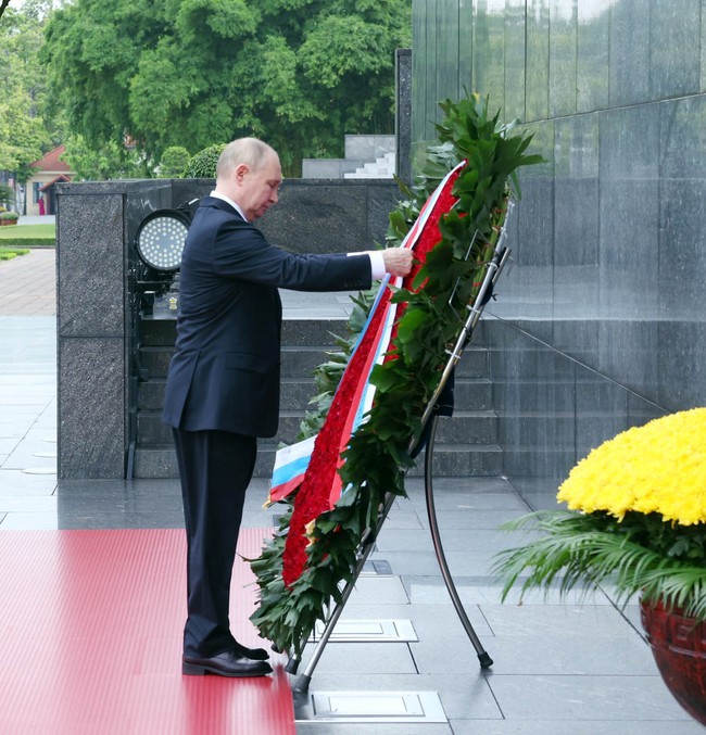Tổng thống Liên bang Nga Vladimir Putin vào Lăng viếng Chủ tịch Hồ Chí Minh - Ảnh 2.