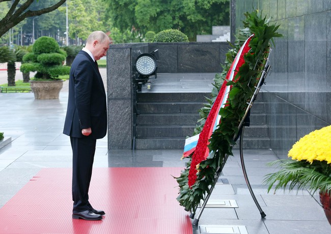 Tổng thống Liên bang Nga Vladimir Putin vào Lăng viếng Chủ tịch Hồ Chí Minh - Ảnh 3.