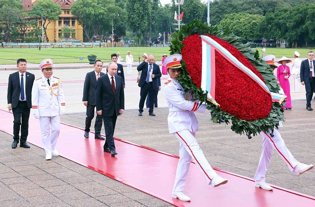 Tổng thống Liên bang Nga Vladimir Putin vào Lăng viếng Chủ tịch Hồ Chí Minh - Ảnh 1.