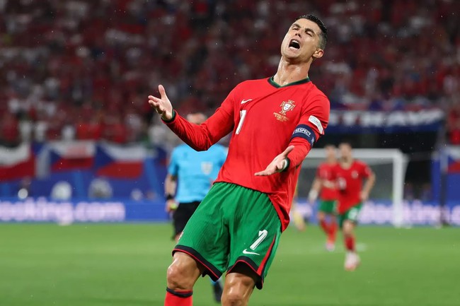 Phản ứng của Ronaldo khi thấy fan muốn ký tên lên áo Real Madrid - Ảnh 3.