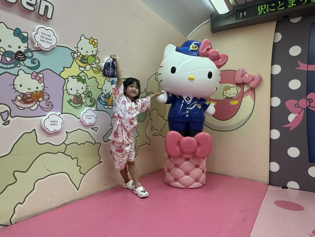 Nhật Bản: Chuyến tàu đặc biệt kỷ niệm 50 năm sinh nhật Hello Kitty - Ảnh 3.