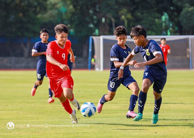 Cập nhật tình hình cầu thủ Brunei bất tỉnh phải nhập viện trong trận thua 0-15 trước Việt Nam - Ảnh 2.