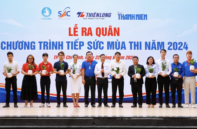 Thanh niên Thành phố Hồ Chí Minh ra quân tiếp sức mùa thi năm 2024 - Ảnh 2.