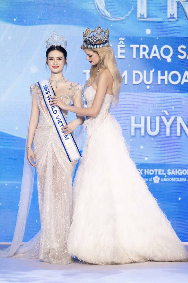 Huỳnh Trần Ý Nhi nhận sash Miss World Vietnam tham dự Hoa hậu Thế giới lần thứ 72 - Ảnh 1.