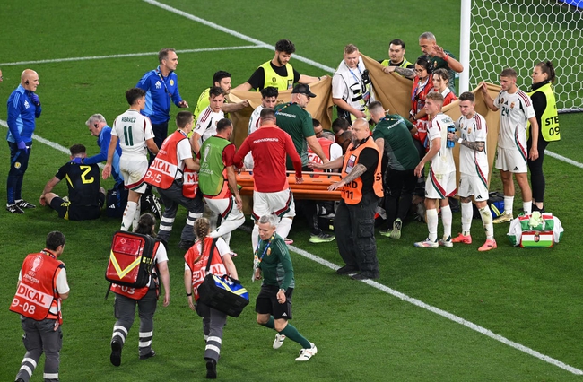Cầu thủ Hungary nhập viện khẩn cấp sau pha va chạm mạnh ở EURO 2024, đồng đội bật khóc ngay trên sân - Ảnh 2.