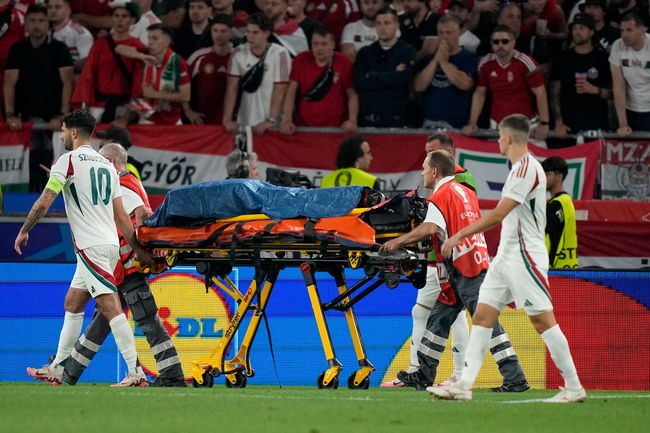 Cầu thủ Hungary nhập viện khẩn cấp sau pha va chạm mạnh ở EURO 2024, đồng đội bật khóc ngay trên sân - Ảnh 3.