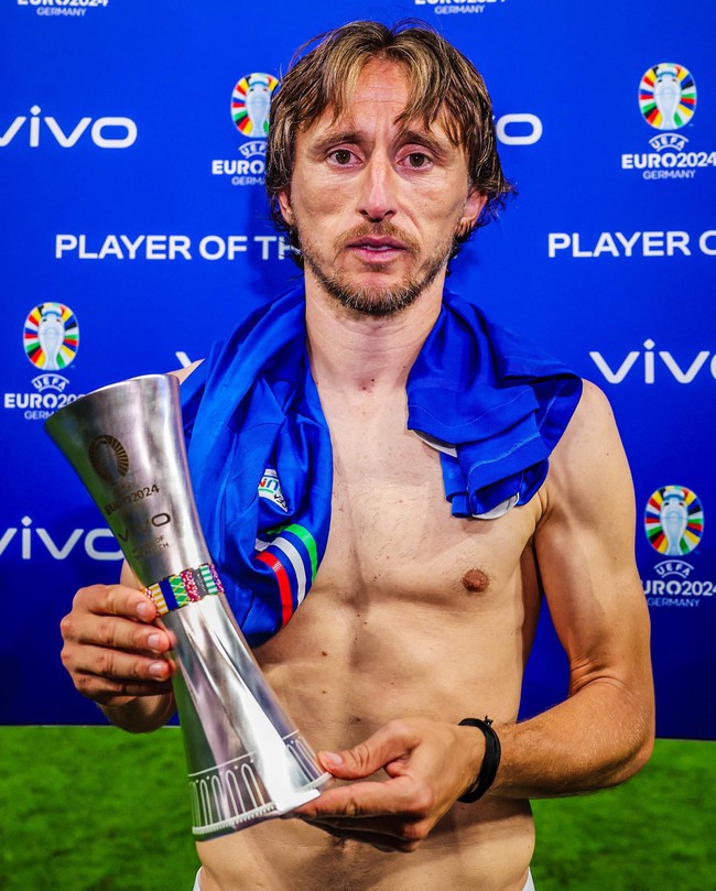 Người hâm mộ xót xa cho Modric, khóc mắt đỏ hoe vẫn phải lên nhận giải - Ảnh 2.