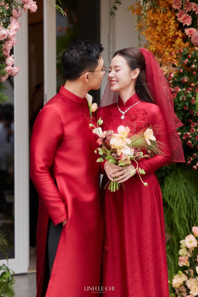Midu diện áo dài đỏ nổi bật với họa tiết hoa mơ trong ngày lễ vu quy  - Ảnh 2.