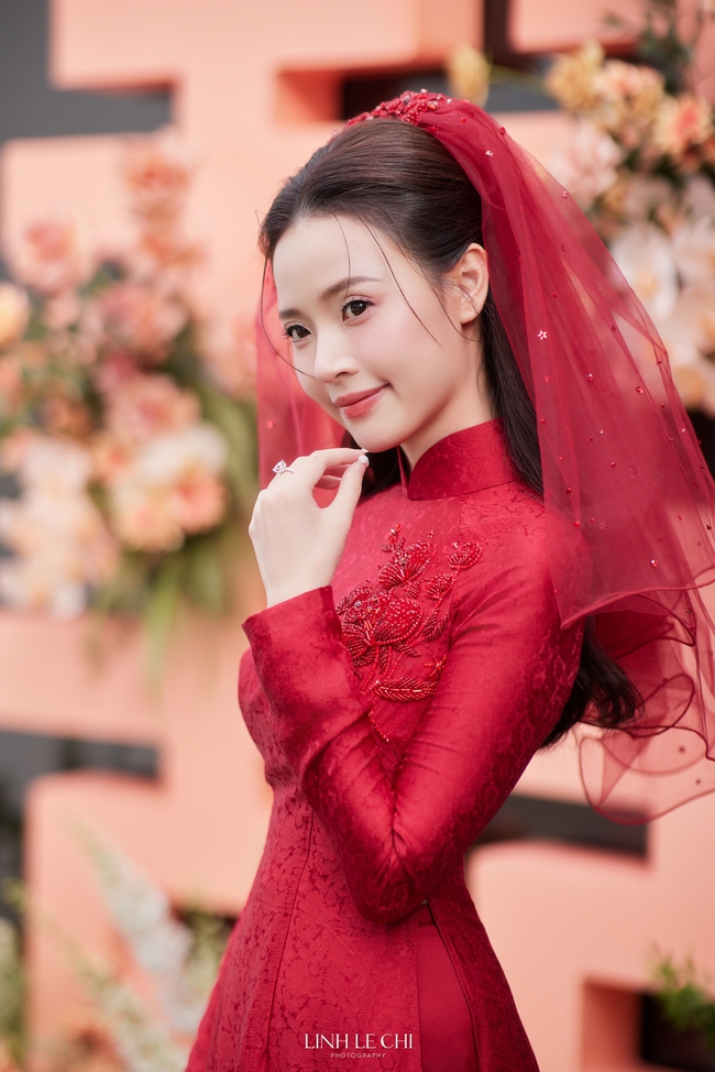 Midu diện áo dài đỏ nổi bật với họa tiết hoa mơ trong ngày lễ vu quy  - Ảnh 5.