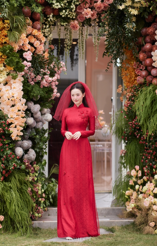 Midu diện áo dài đỏ nổi bật với họa tiết hoa mơ trong ngày lễ vu quy  - Ảnh 4.