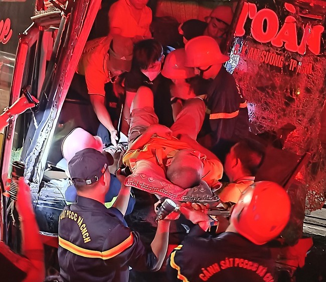 Giải cứu thành công tài xế xe khách mắc kẹt trong cabin sau va chạm với xe tải - Ảnh 1.