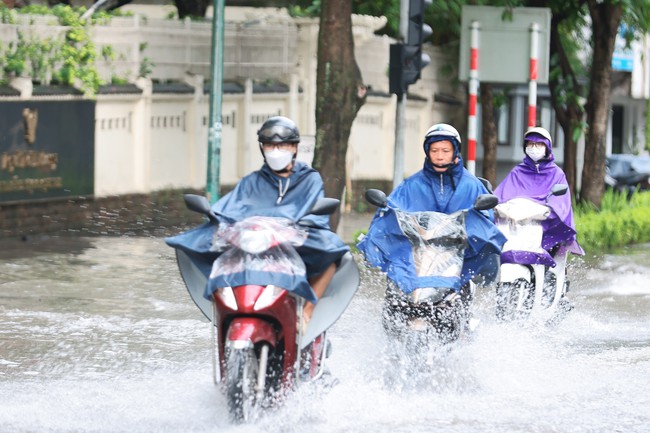 Các quận nội thành Hà Nội có mưa rào và dông trong sáng 26/6 - Ảnh 1.
