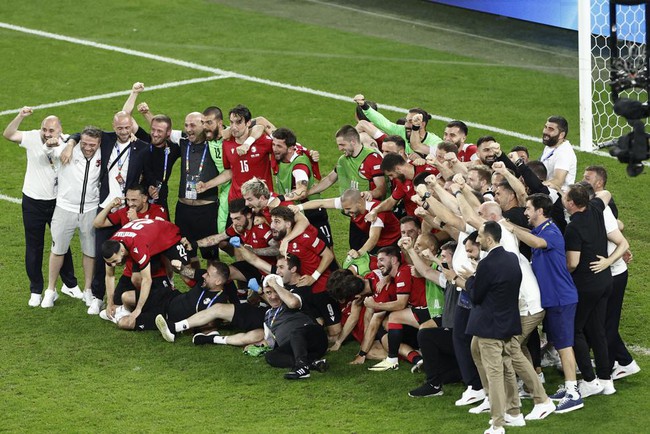 Georgia quật ngã Bồ Đào Nha tạo 'địa chấn' lớn nhất EURO 2024, CH Séc dừng bước từ vòng bảng - Ảnh 6.
